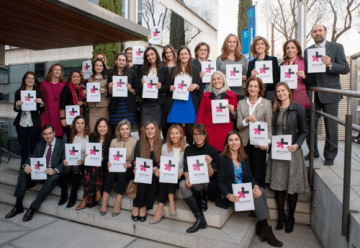 El equipo de ESADE sostiene el logotipo de HeForShe como muestra de su apoyo / Foto: ESADE