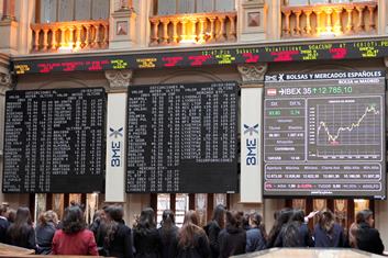 Los mercados internacionales demandan permanentemente a especialistas financieros / Foto EFE
