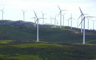 Un campo de aerogeneradores en Galicia, España 