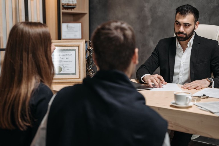 Abogado reunido con clientes en un despacho profesional