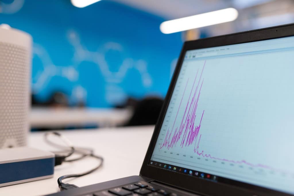 AI Transformation: cómo pasar de usar IA a transformar realmente una empresa Gráfico de análisis de datos en la pantalla de un portátil