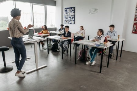 ¿Cuánto cobra un profesor de secundaria en cada comunidad? Profesora impartiendo una clase a estudiantes en un aula