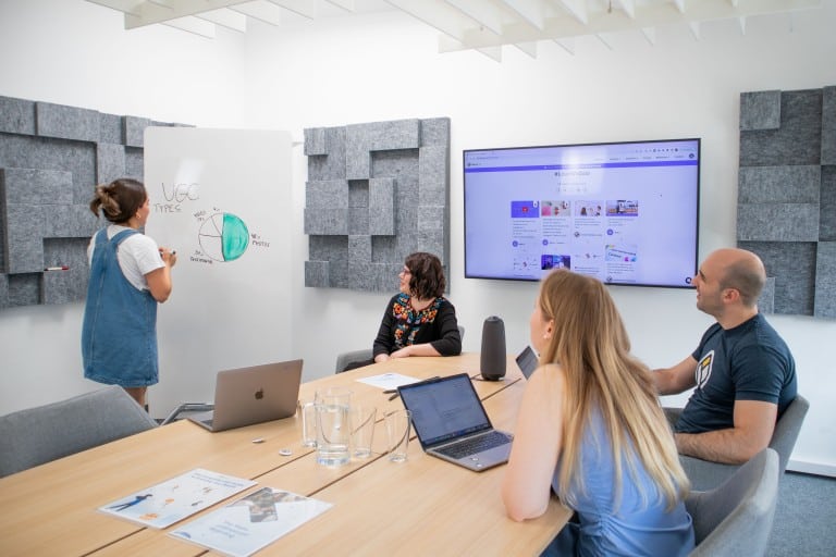 Equipo de marketing analizando gráficos y estrategias para desarrollar el valor de marca
