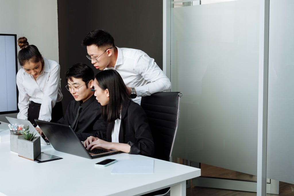 Profesionales colaborando en una reunión de trabajo en la oficina