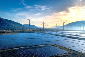 ESG empresarial: Del compliance a la ventaja competitiva real Paneles solares y aerogeneradores al amanecer como ejemplo de transición energética
