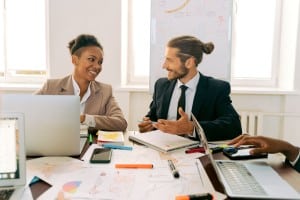 Profesionales intercambiando opiniones durante una reunión de equipo en la oficina