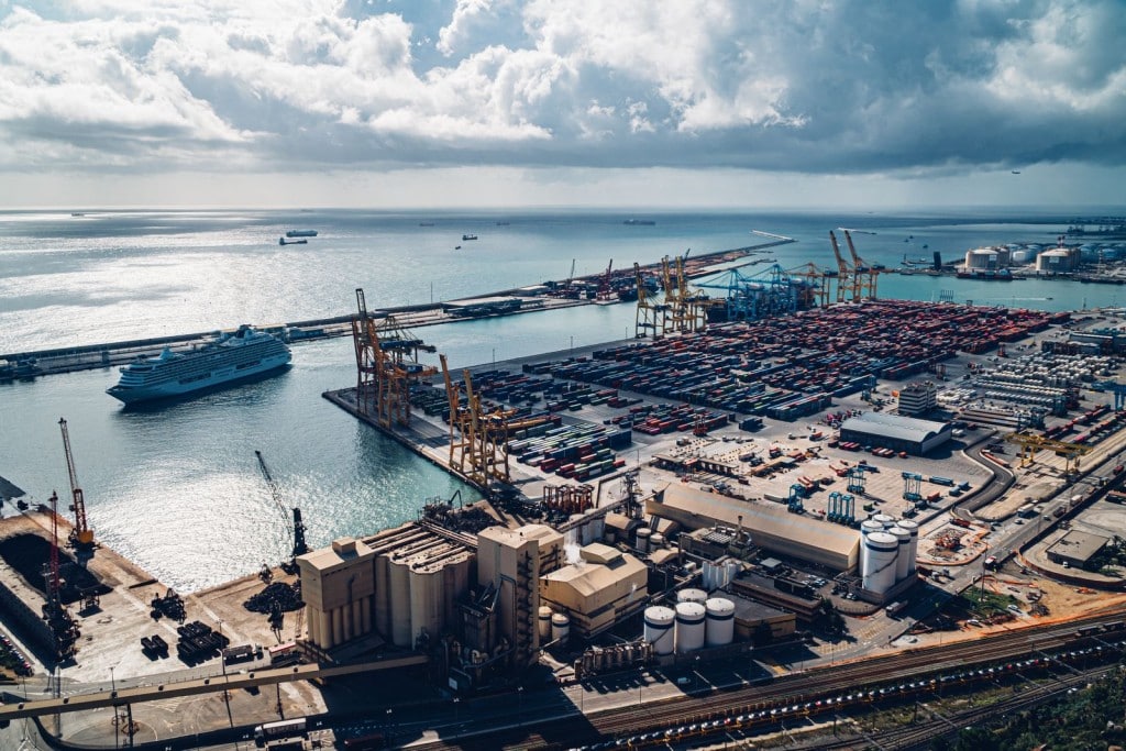 Vista aérea del puerto de Barcelona con contenedores y grúas para el comercio internacional
