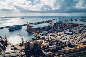 Vista aérea del puerto de Barcelona con contenedores y grúas para el comercio internacional