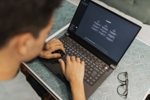 Profesional utilizando ChatGPT en un ordenador portátil