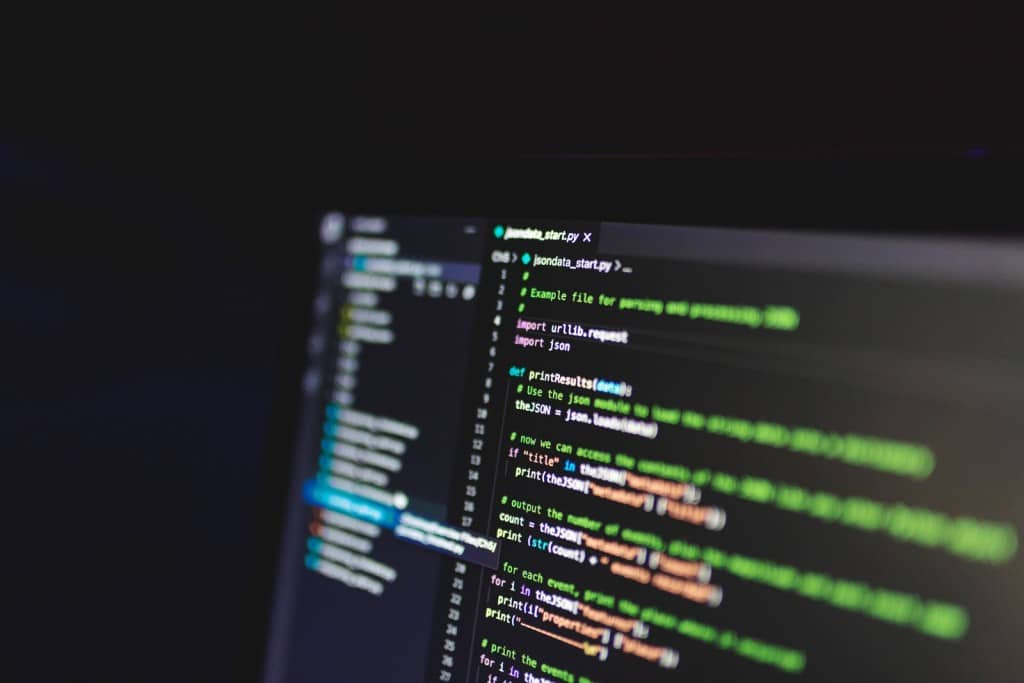 ¿Qué salidas tiene Ingeniería Informática? Perfiles en 2026 Código de programación en una pantalla de ordenador