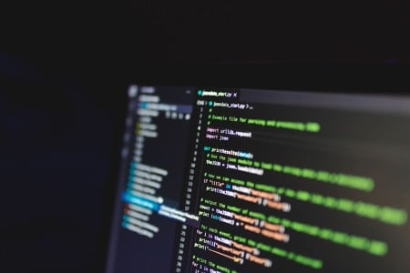 ¿Qué salidas tiene Ingeniería Informática? Perfiles en 2026 Código de programación en una pantalla de ordenador
