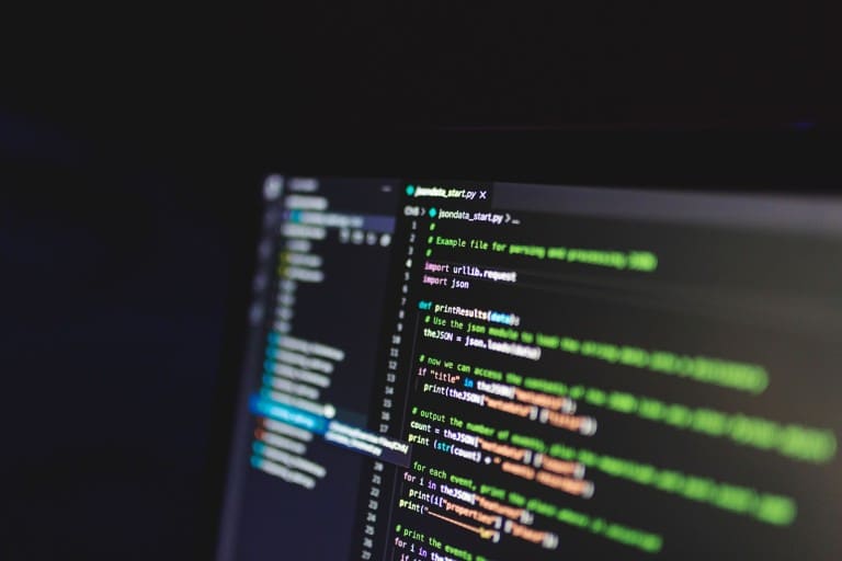 ¿Qué salidas tiene Ingeniería Informática? Perfiles en 2026 Código de programación en una pantalla de ordenador
