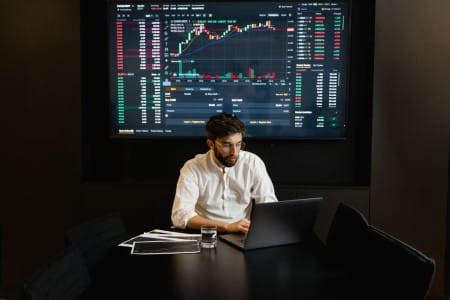 Adiós al azar: Prevé riesgos con Machine Learning Profesional analizando gráficos financieros en un ordenador portátil