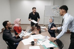 Equipo de profesionales reunido para analizar el desarrollo del talento empresarial