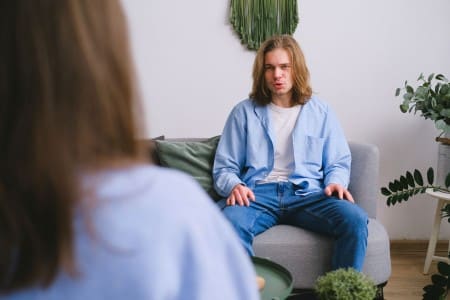 Cuánto gana un psicólogo en España por especialidad y sector Profesional de psicología durante una consulta con un joven