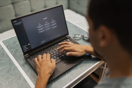 Persona utiliza ChatGPT en un ordenador portátil